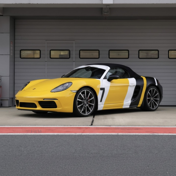 Заезд на спорткаре Porsche Boxster S 718 на гоночном треке в Москве