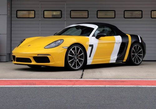 Заезд на спорткаре Porsche Boxster S 718 на гоночном треке в Москве