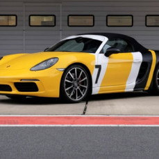 Заезд на спорткаре Porsche Boxster S 718 на гоночном треке в Москве