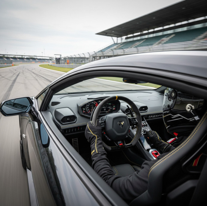 Заезд на спорткаре Lamborghini Huracan на гоночном треке в Москве