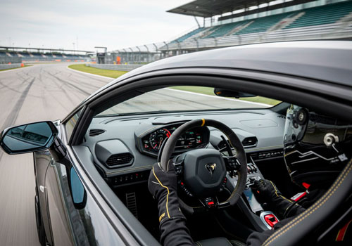 Заезд на спорткаре Lamborghini Huracan на гоночном треке в Москве