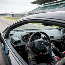 Заезд на спорткаре Lamborghini Huracan на гоночном треке в Москве