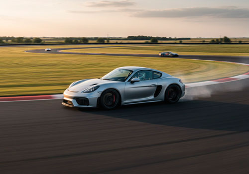 Заезд на спорткаре Porsche Cayman GT4 на гоночном треке в Москве