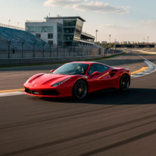 Заезд на спорткаре Ferrari 488 GTB на гоночном треке в Москве
