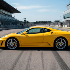 Заезд на автомобиле Ferrari F430 в Москве