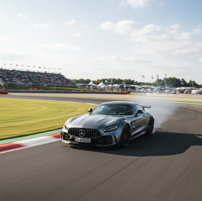 Заезд на автомобиле Mercedes-Benz AMG GT R в Москве