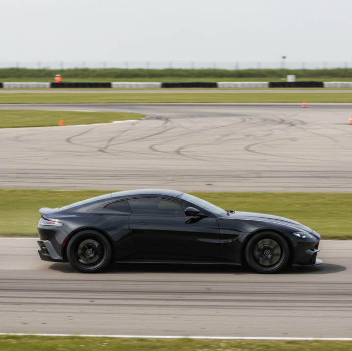 Заезд на автомобиле Aston Martin Vantage в Москве