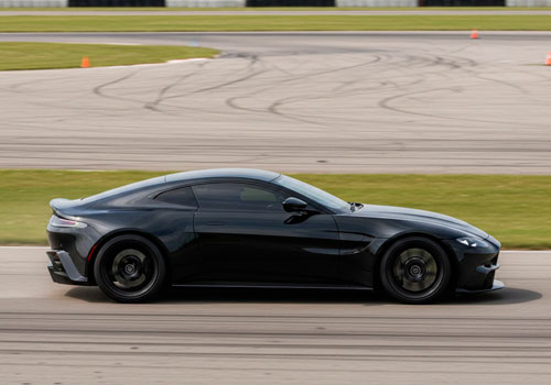 Заезд на автомобиле Aston Martin Vantage в Москве