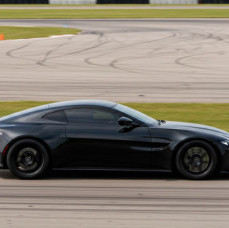 Заезд на автомобиле Aston Martin Vantage в Москве