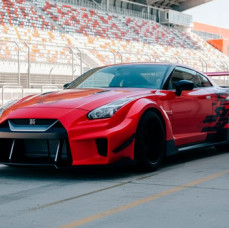 Заезд на автомобиле Nissan GTR R-35 в Москве
