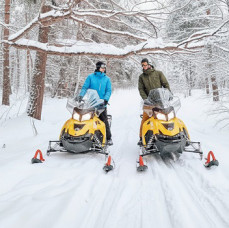 Катание на канадских снегоходах в Москве