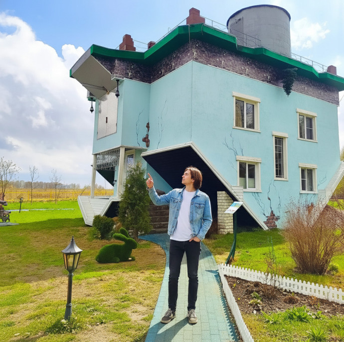 Ночь в перевернутом доме в Москве