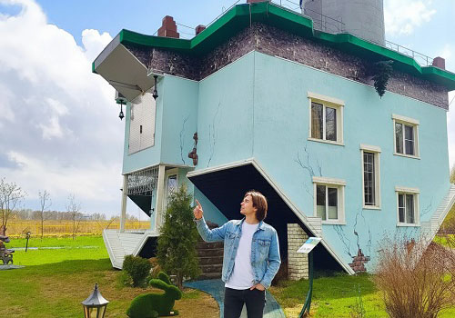 Ночь в перевернутом доме в Москве