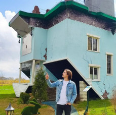 Ночь в перевернутом доме в Москве