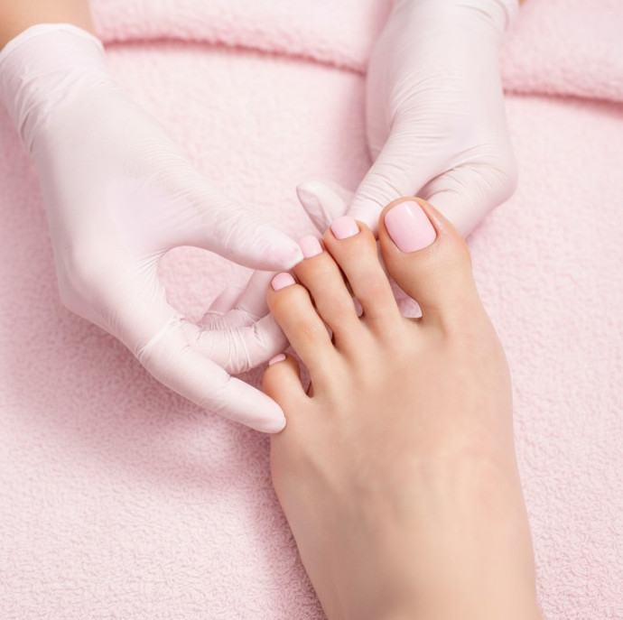 Педикюр с покрытием в студии маникюра и красоты City Nails в Санкт-Петербурге