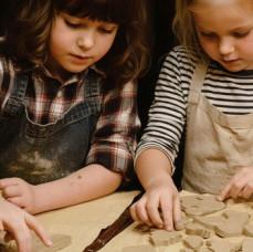 Детский мастер-класс по лепке из глины в Artisan Studia в Санкт-Петербурге