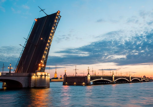 Ночная обзорная экскурсия с теплоходной прогулкой и разведением мостов в Санкт-Петербурге