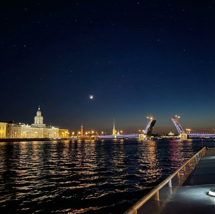 Практичная ночная экскурсия по Петербургу: разведение мостов, теплоходная прогулка в Санкт-Петербурге